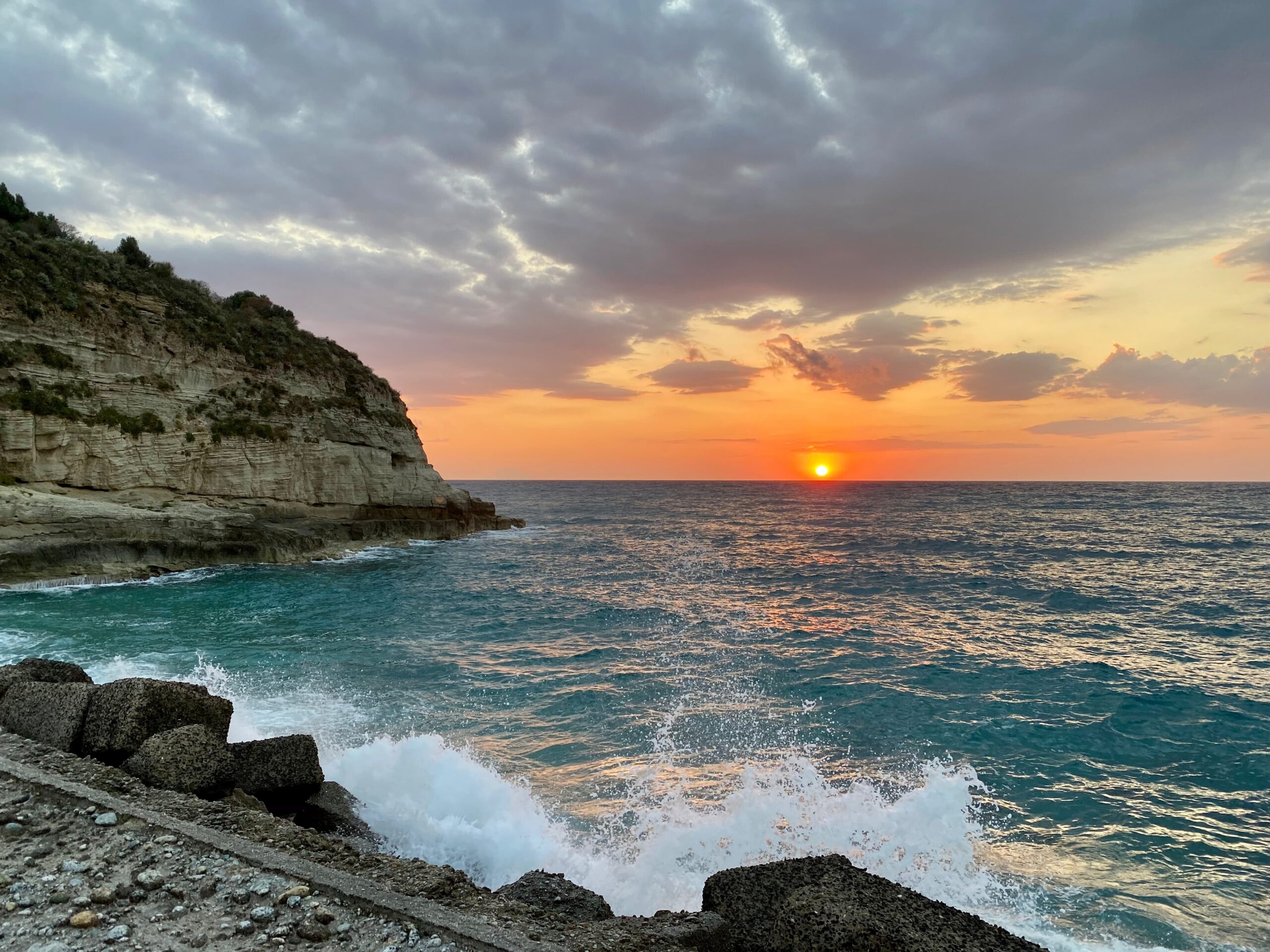 Yoga al Tramonto a Tropea: Un’Esperienza Unica tra Mare, Natura e Benessere